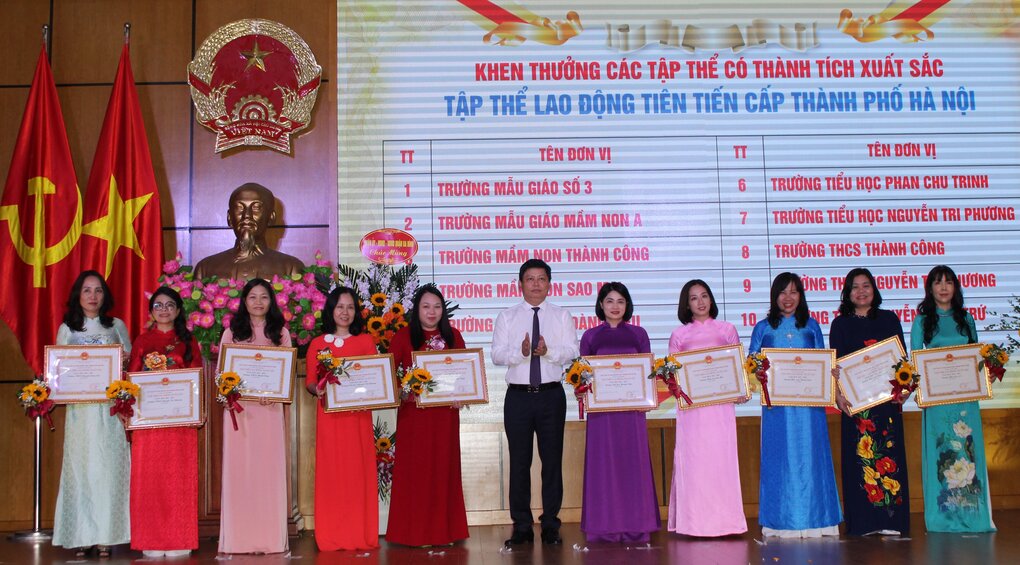 Trường Mầm non Thành Công vinh dự nhận bằng khen trường lao động tiên tiến xuất sắc năm học 2021 - 2022