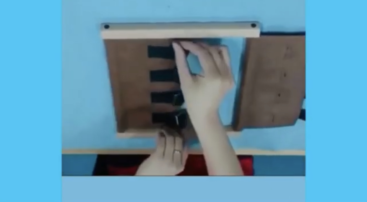 Hoạt động kỹ năng "Dạy trẻ đóng, mở đai da"