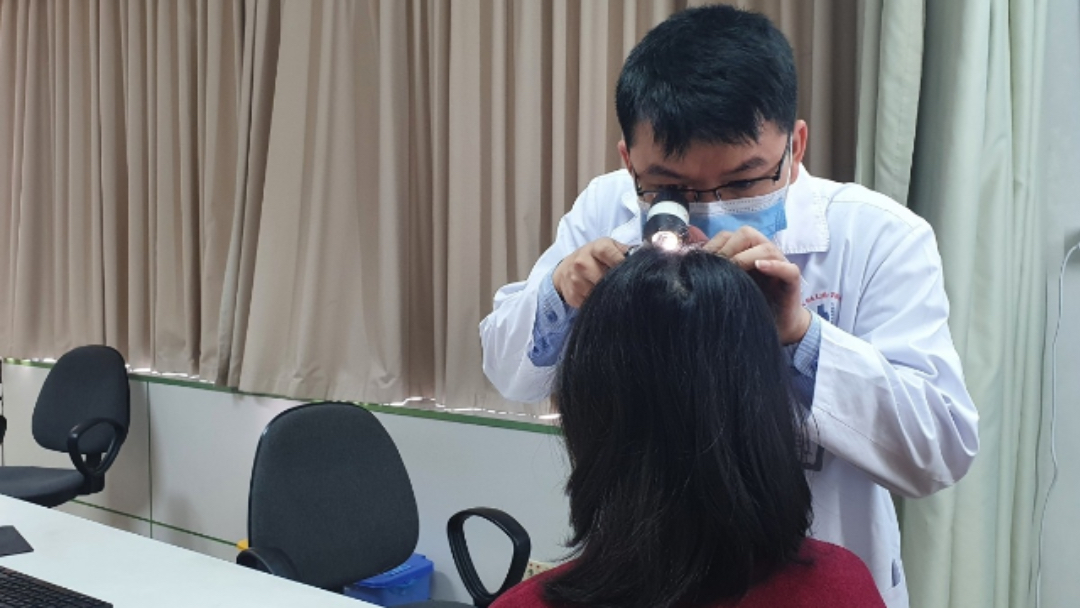 Hậu COVID-19: Tóc rụng cả nắm, cách nào khắc phục?