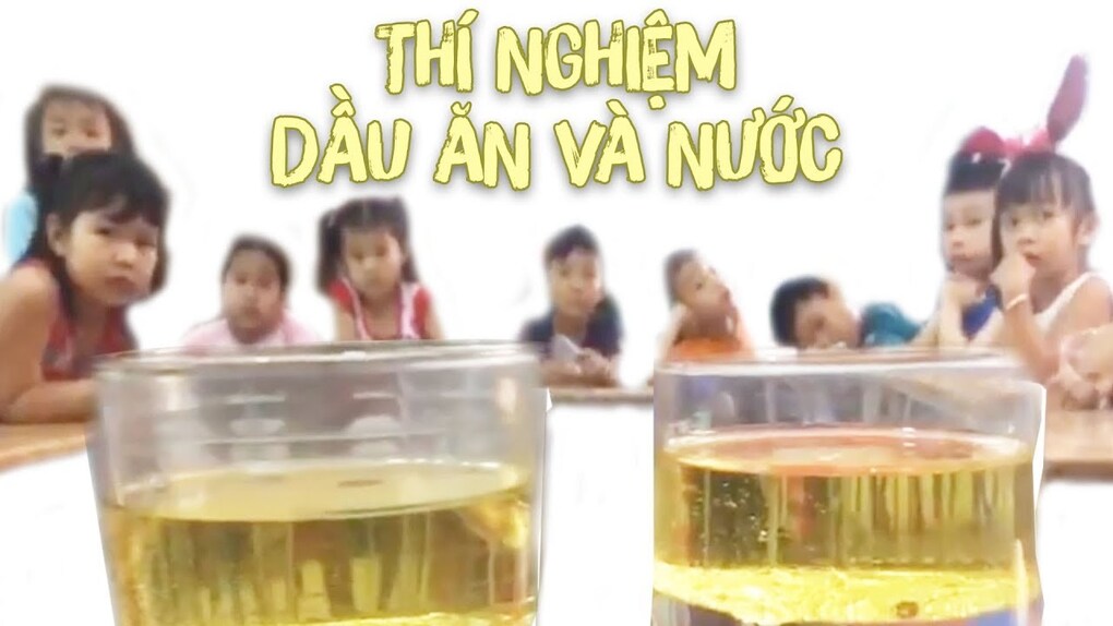 HD bé làm thí nghiệm: Dầu nổi trên nước.