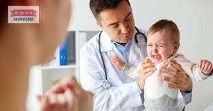 Làm gì khi trẻ gặp phản ứng sau tiêm vaccine COVID-19?
