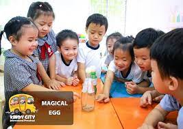 Hoạt động Thí nghiệm vui: "Quả trứng tự chui vào chai cổ hẹp"