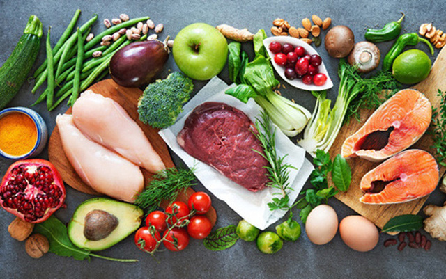 Rau và hoa quả trong bữa ăn gia đình