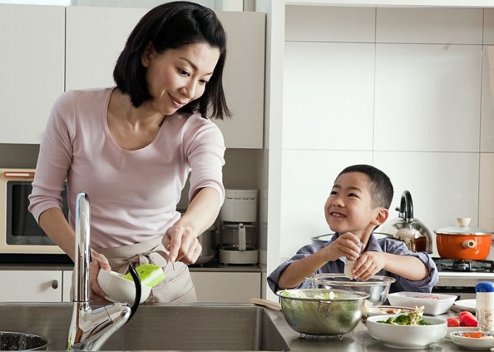 TRẺ CON BỊ F0 CHA MẸ NÊN VÀ KHÔNG NÊN LÀM GÌ? CÁC CÂU HỎI THƯỜNG GẶP