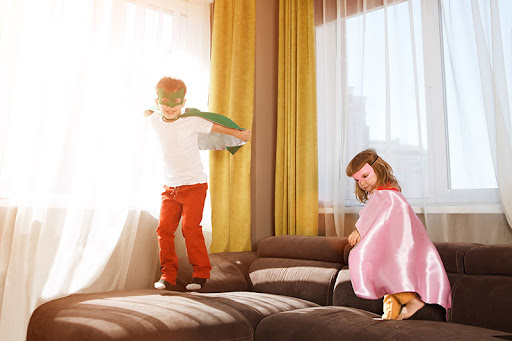 Những quy tắc cha mẹ nên dạy con có tính hiếu động khi đến nơi công cộng