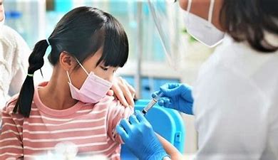 Sắp tiêm vaccine COVID-19 cho trẻ từ 5 - dưới 12 tuổi, cha mẹ cần chuẩn bị gì? Trẻ mắc bệnh nào không được tiêm?