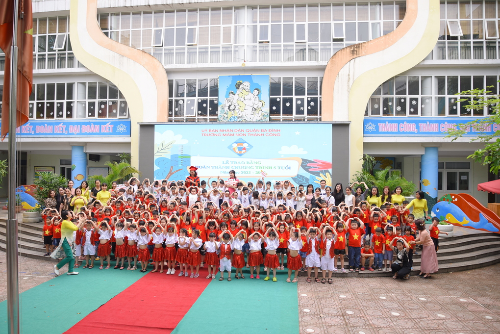 Bước trên thảm đỏ tới đài vinh quang - Ngày đặc biệt nhất của học sinh  5 - 6 tuổi trường Mầm non Thành Công