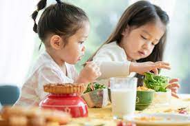Có nên cắt giảm sữa trong chế độ ăn của trẻ béo phì?
