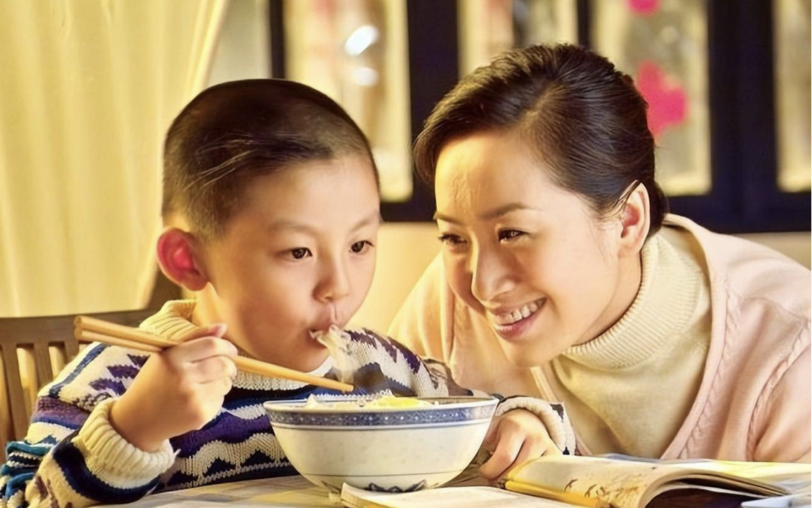 3 món không nên cho trẻ ăn sáng thường xuyên