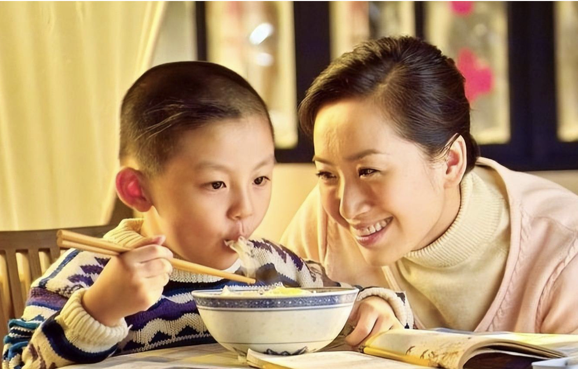 3 món ăn không nên cho trẻ ăn sáng thường xuyên