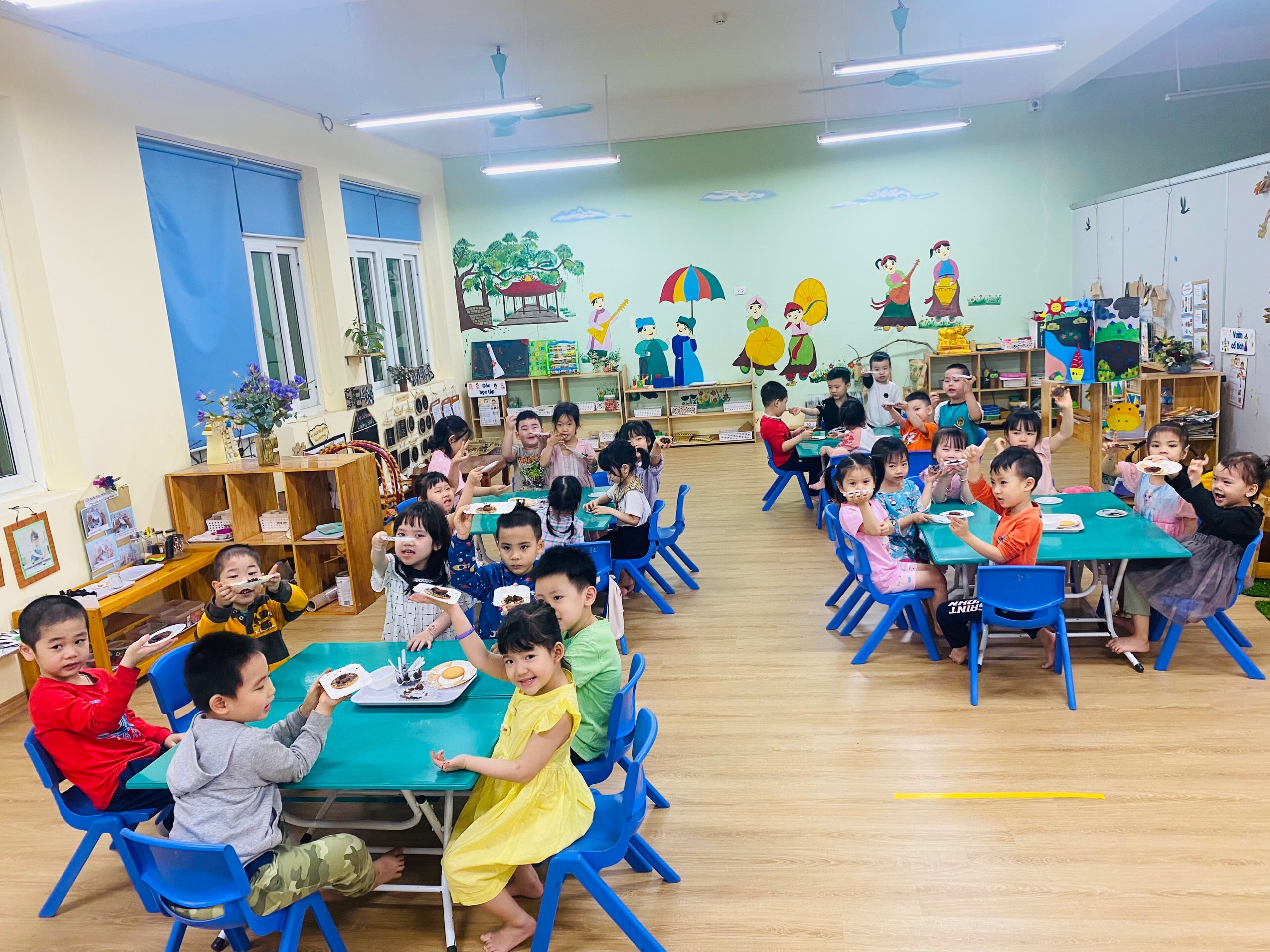 Các bé lớp B5 trổ tài trang trí những chiếc bánh quy phủ Sô-cô-la thơm ngon