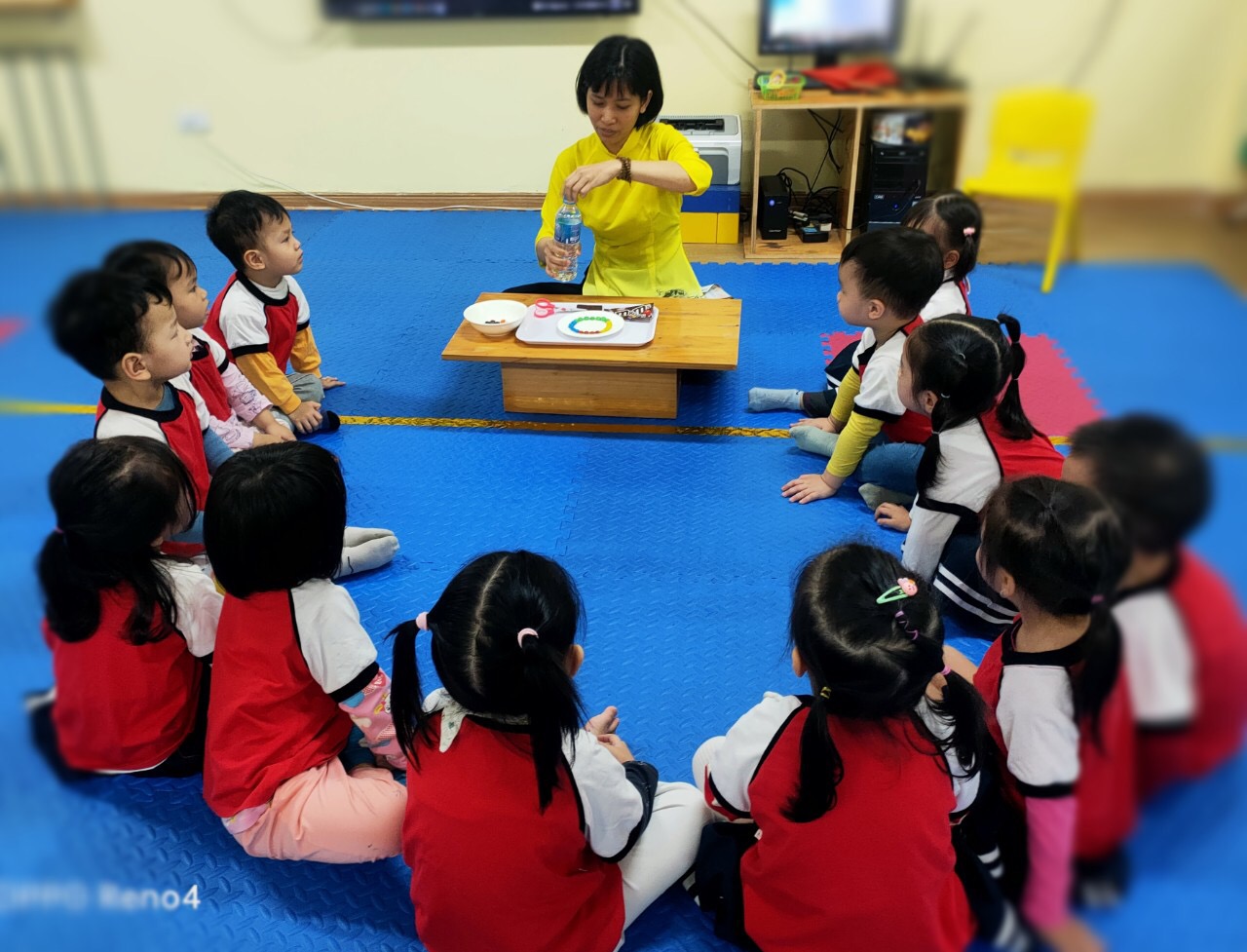 Thí nghiệm " Những viên kẹo sắc màu" của các bé lớp D1