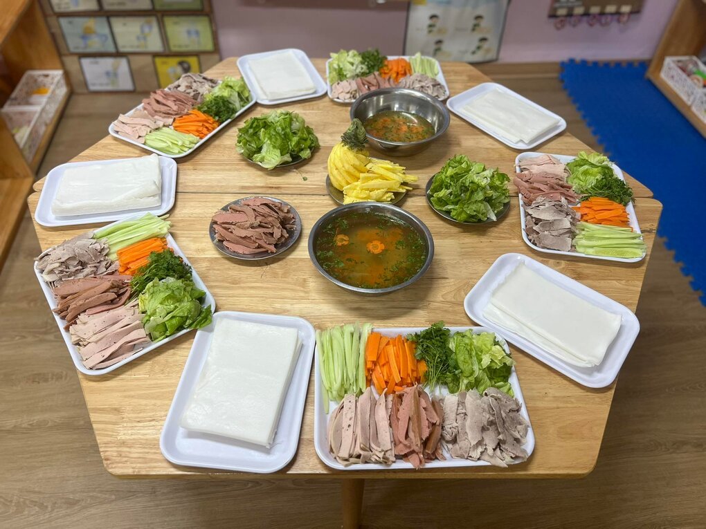“Phở cuốn” - bài học nội trợ của các con