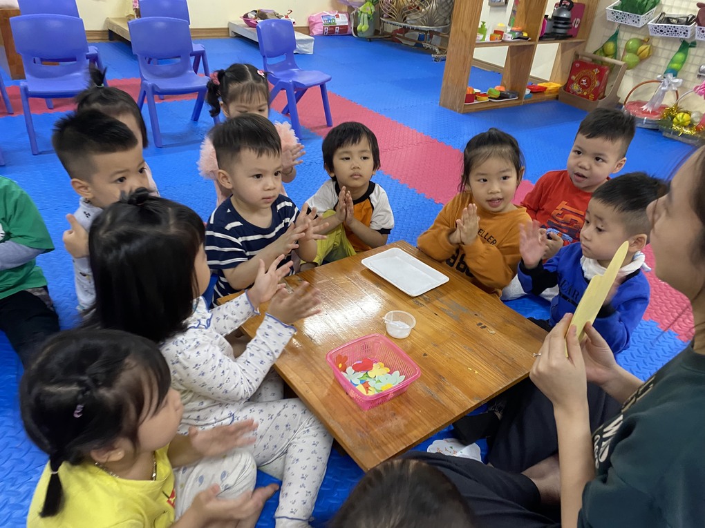 Bé khéo tay trang trí bưu thiếp gửi lời yêu thương của các bạn nhỏ lớp C1