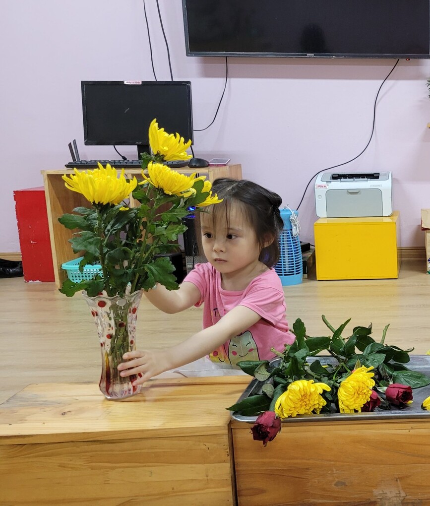 Thực Hành Cuộc Sống: Bé học cắm hoa