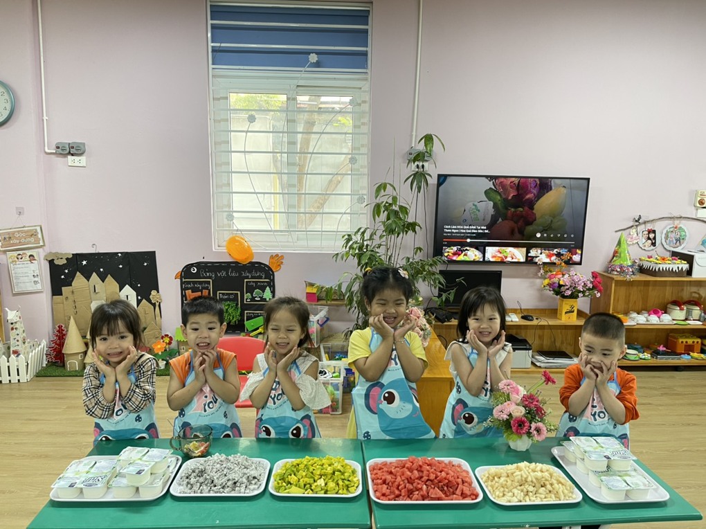 BÉ TẬP LÀM SỮA CHUA HOA QUẢ DẦM