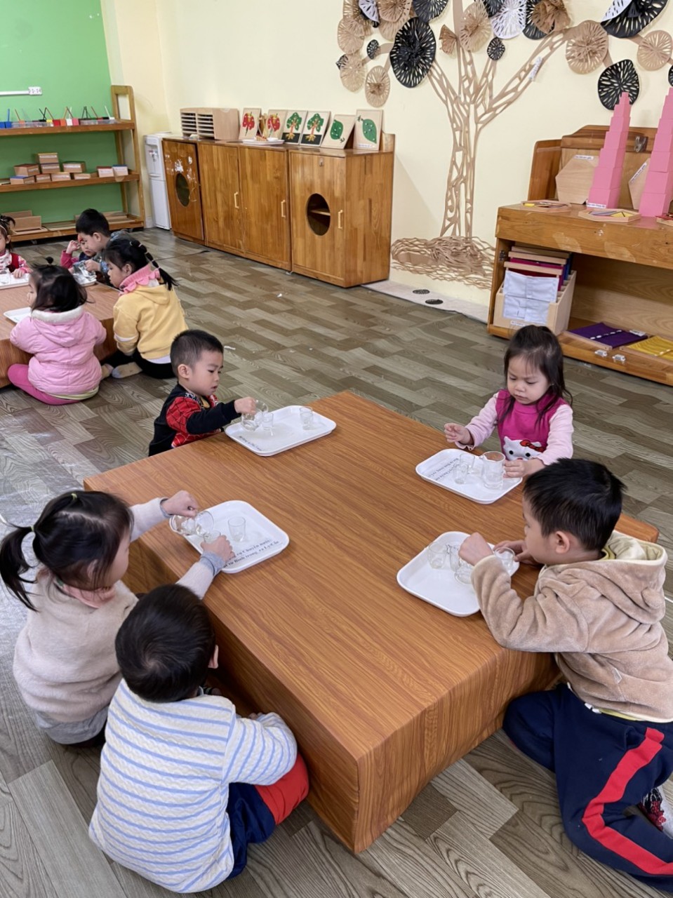 Dạy trẻ kỹ năng sống "Rót nước từ bình"