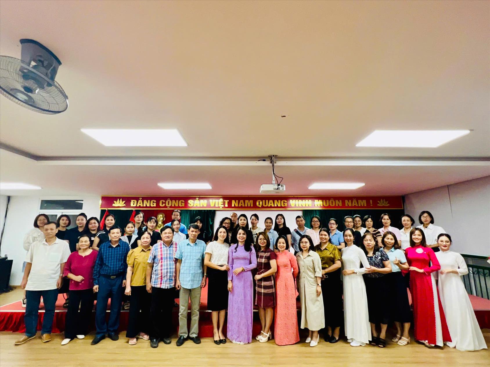 Trường mầm non Thành Công tổ chức: Hội nghị tiếp xúc, đối thoại trực tiếp giữa bí thư Chi bộ, Hiệu trưởng nhà trường với đội ngũ Cán bộ, giáo viên, nhân viên và cha mẹ học sinh về “Nâng cáo chất lượng tổ chức các hoạt động lễ hội, hoạt động dã ngoại hoạt động trải nghiệm cho trẻ tại trường Mầm non T