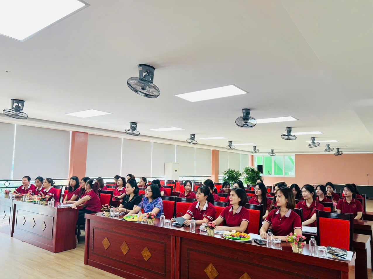 Chia tay đoàn sinh viên thực tập khóa 22CĐMN của Trường Cao đẳng Sư Phạm Trung Ương.