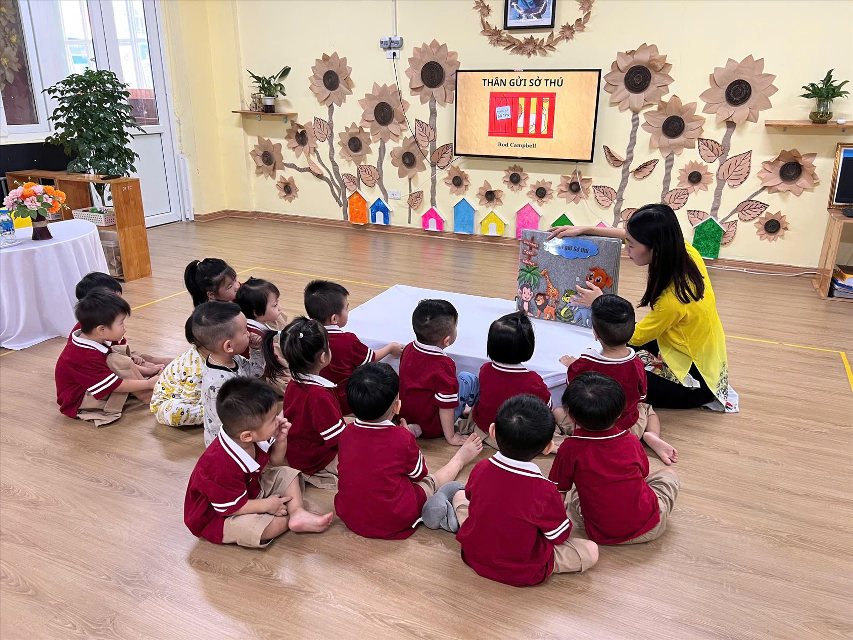 Hoạt động đọc sách tương tác cùng cô trò lớp D1