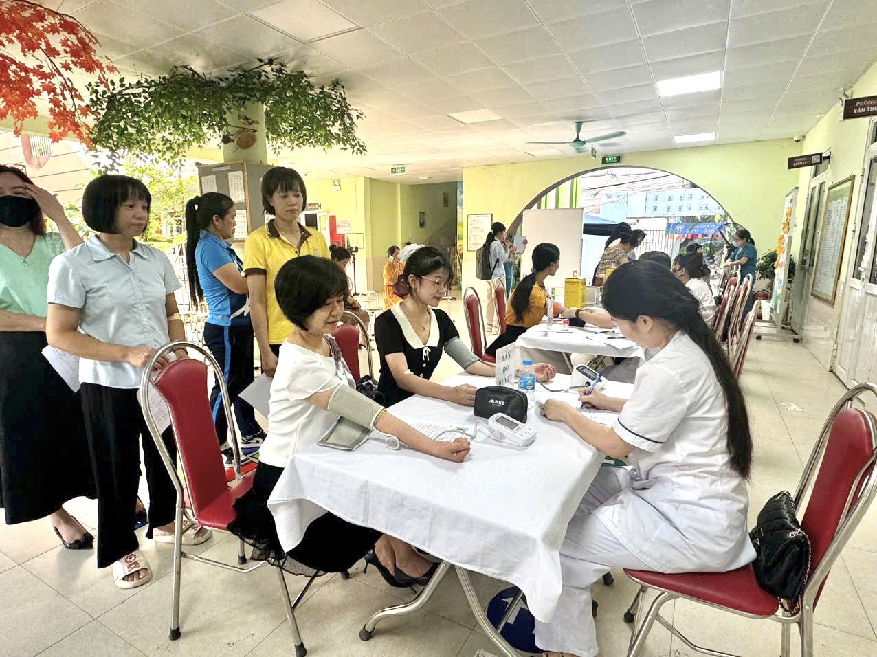 Trường mầm non Thành công tổ chức thăm khám sức khoẻ định kỳ cho CBGVNV