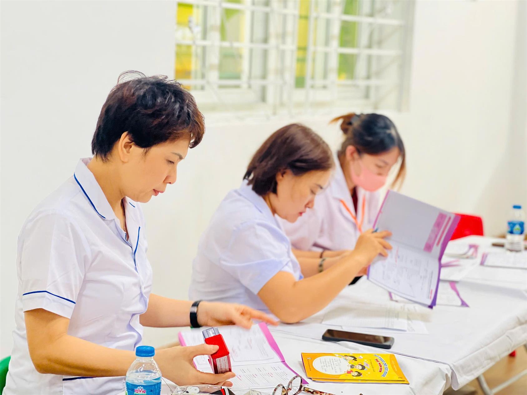 Trường Mầm non Thành Công phối hợp với Trạm Y tế phường Giảng Võ tổ chức khám sức khỏe định kỳ cho học sinh năm học 2025 – 2026