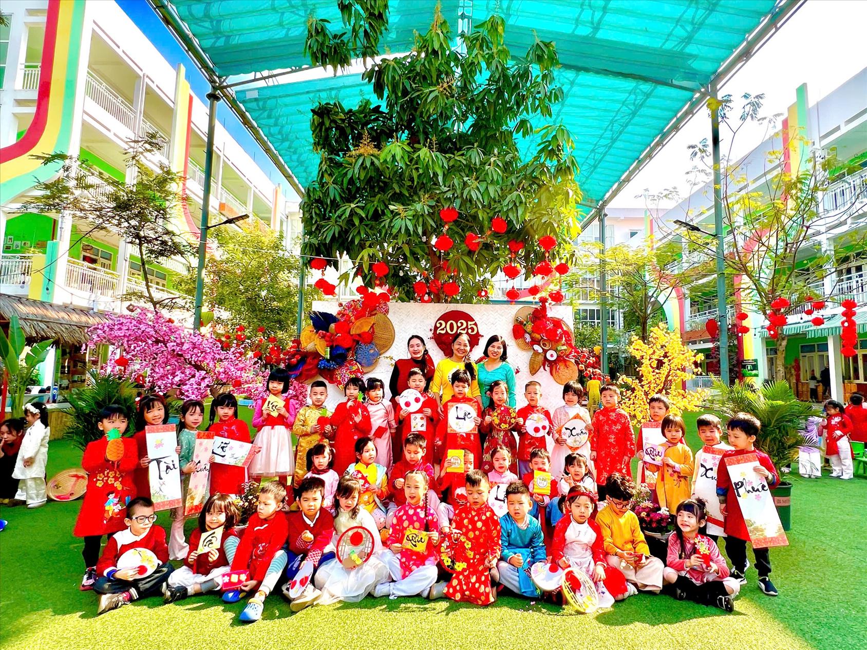 Rèn luyện khéo tay cùng “Tạo hình chủ đề tết”