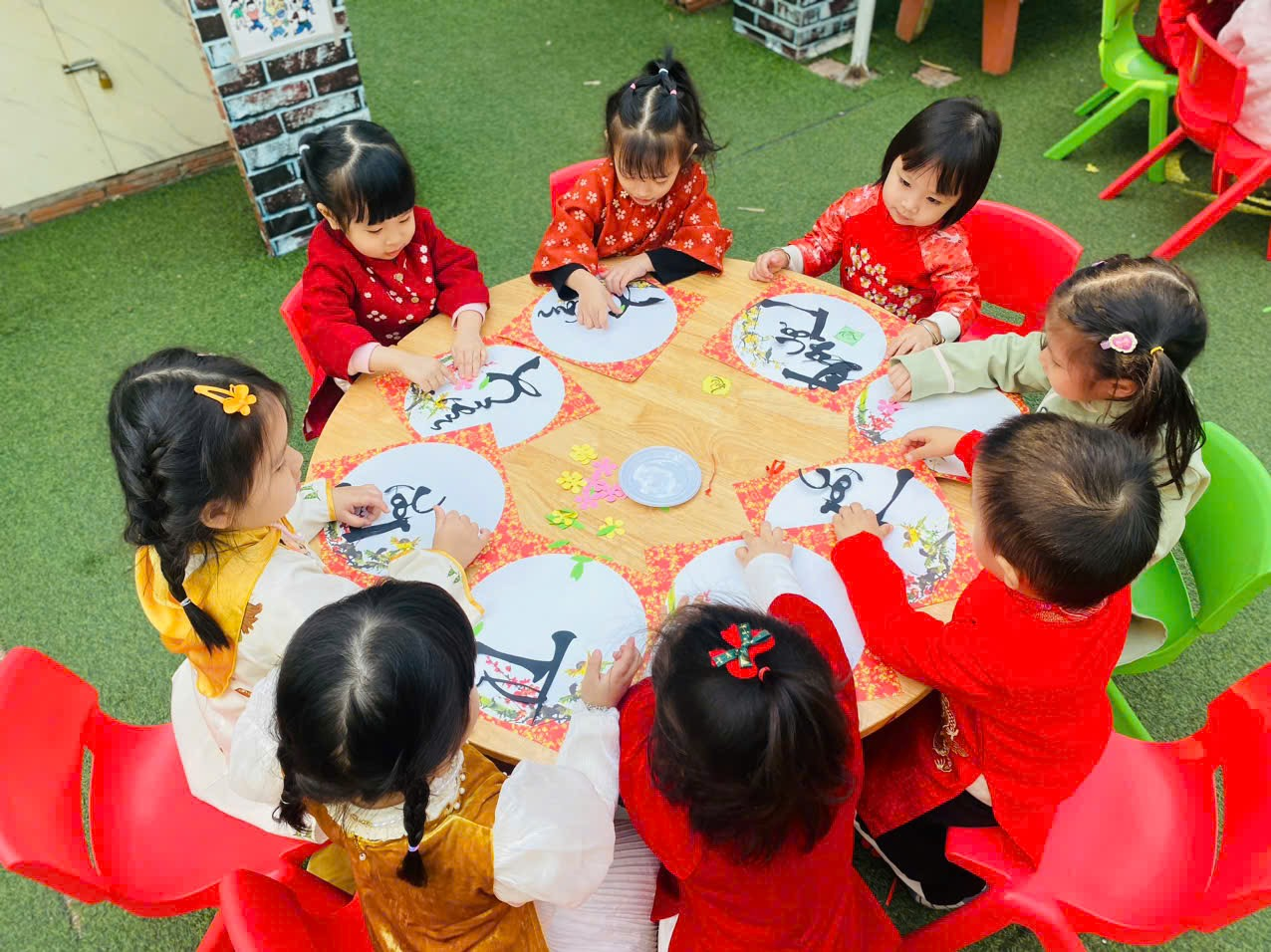 Hoạt động trải nghiêm “ Trang trí câu đối ngày Tết”  của các bé lớp MGB C2