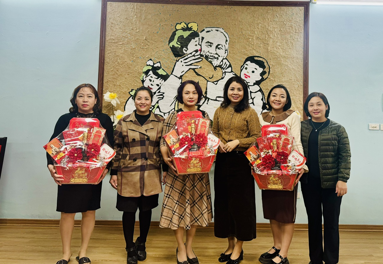 Trường mầm non Thành Công đến chúc tết bố, mẹ CBGVNV cao tuổi nhân dịp Xuân Ất Tỵ 2025