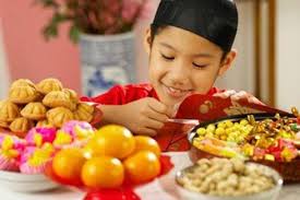 Mẹo giúp ngăn ngừa bé ăn nhiều kẹo bánh ngày Tết
