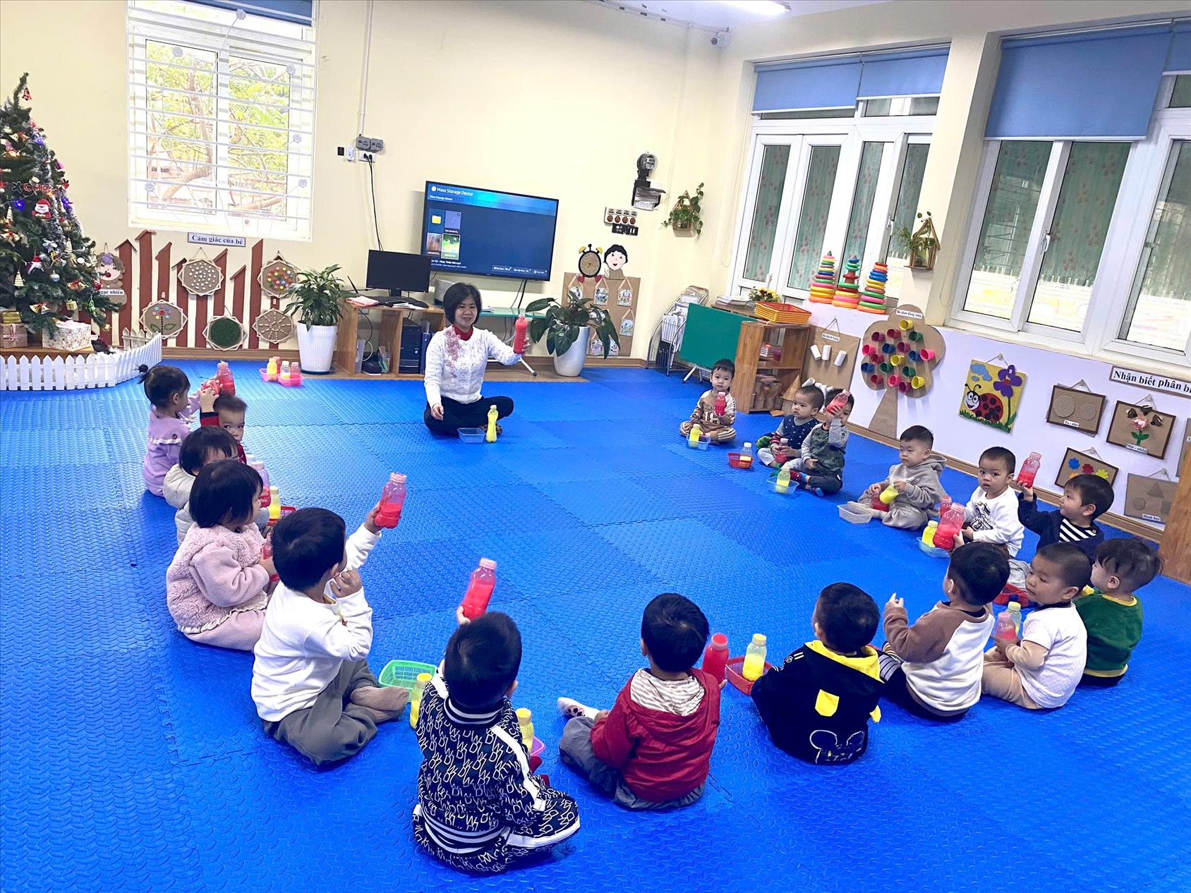 Hoạt động: Nhận biết phân biệt: Màu đỏ-màu vàng của các bé nhà trẻ D2 trường Mầm non Thành Công.