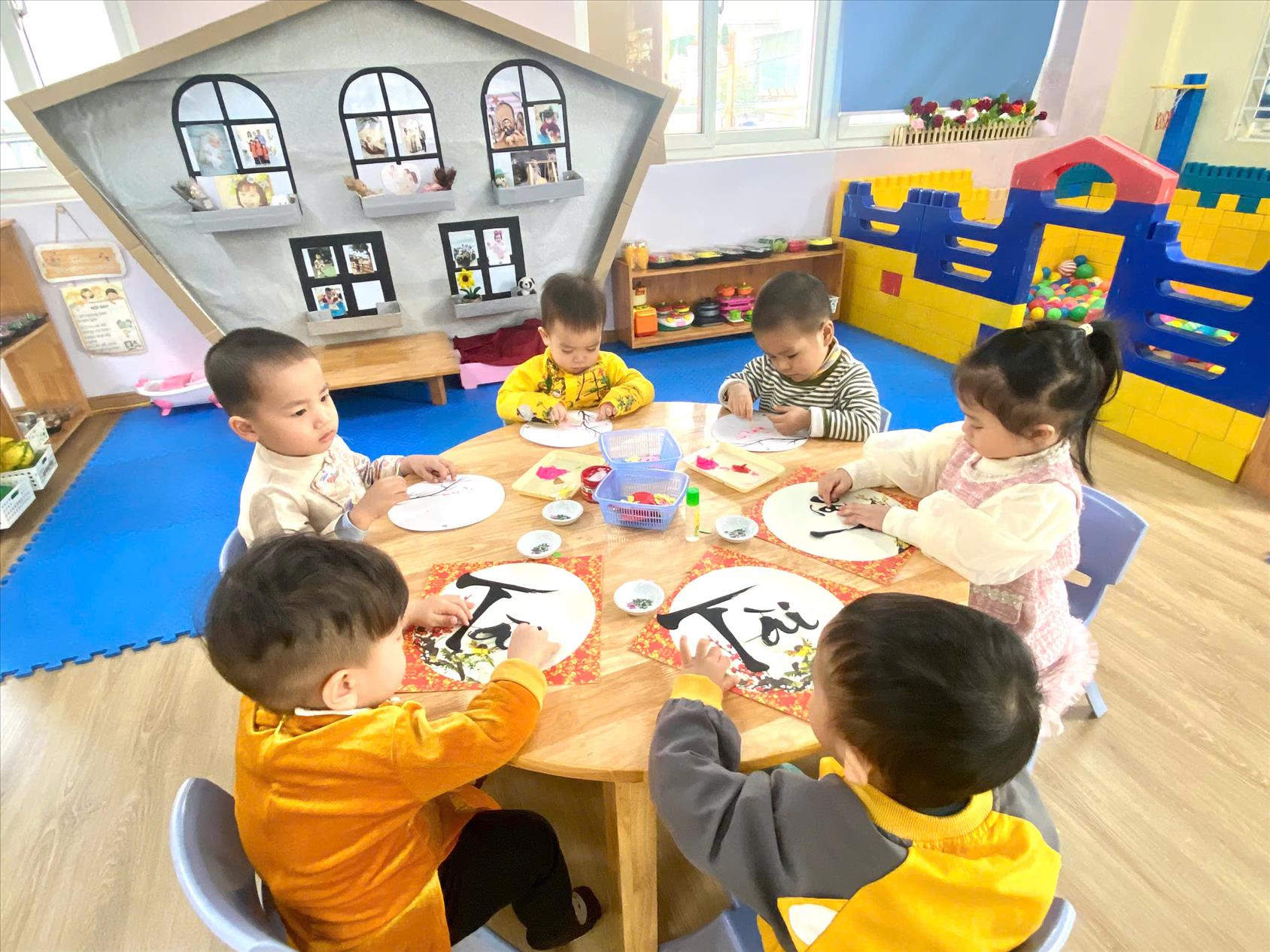 Không khí vui vẻ chuẩn bị đón Tết đến - Xuân về của các bé nhà trẻ D2 trường Mầm non Thành Công.