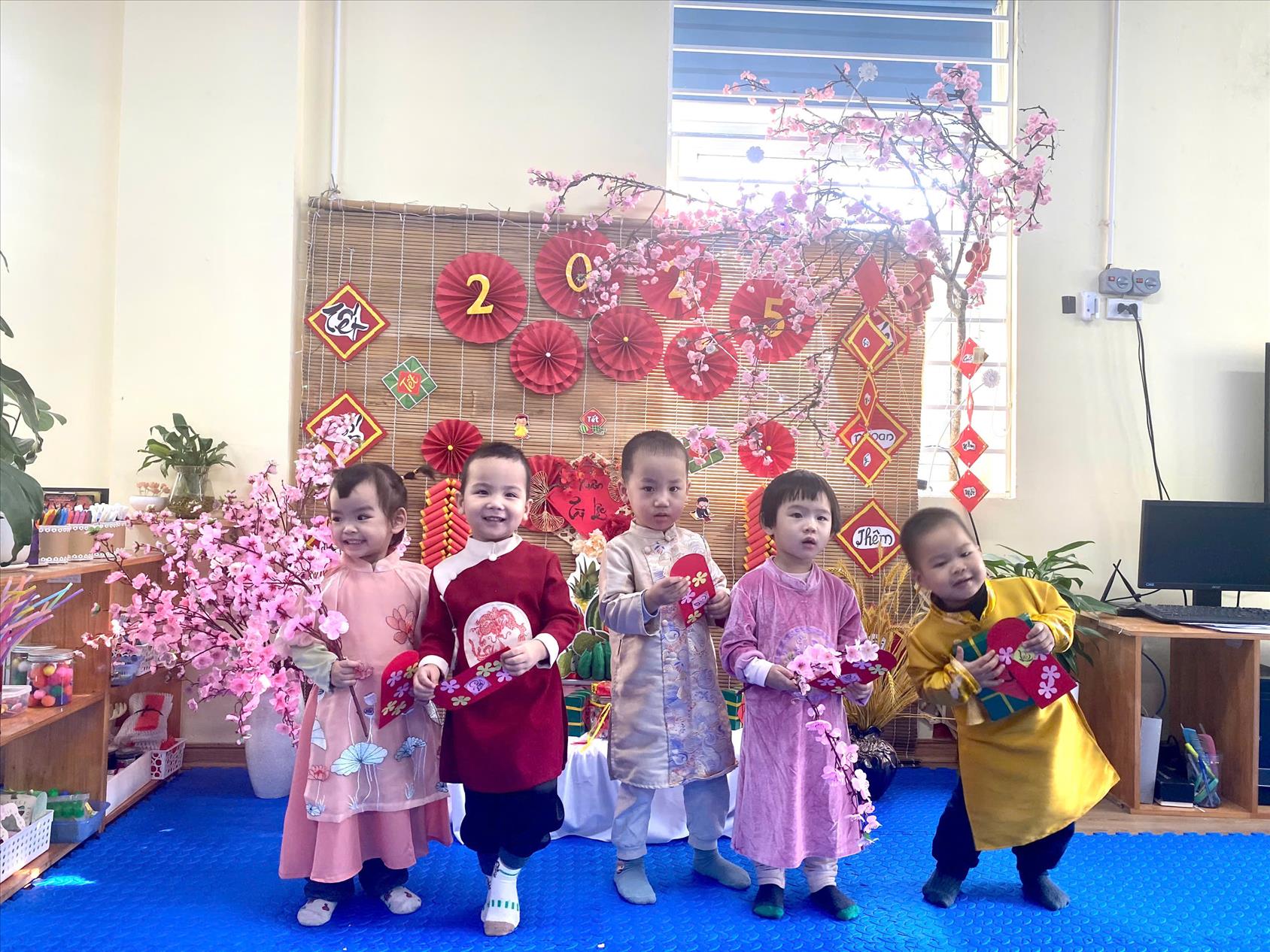 Không khí bé vui đón tết của các bé nhà trẻ D2 tưng bừng, tràn đầy ấm áp, yêu thương