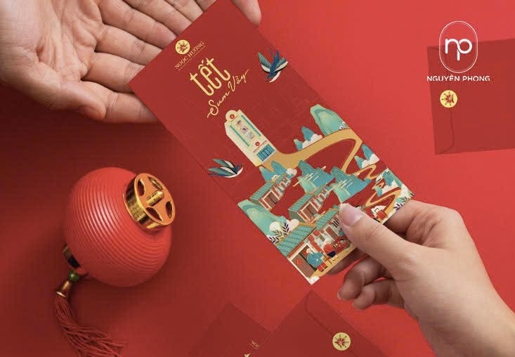 Dạy trẻ kỹ năng nhận bao lì xì ngày Tết đúng cách