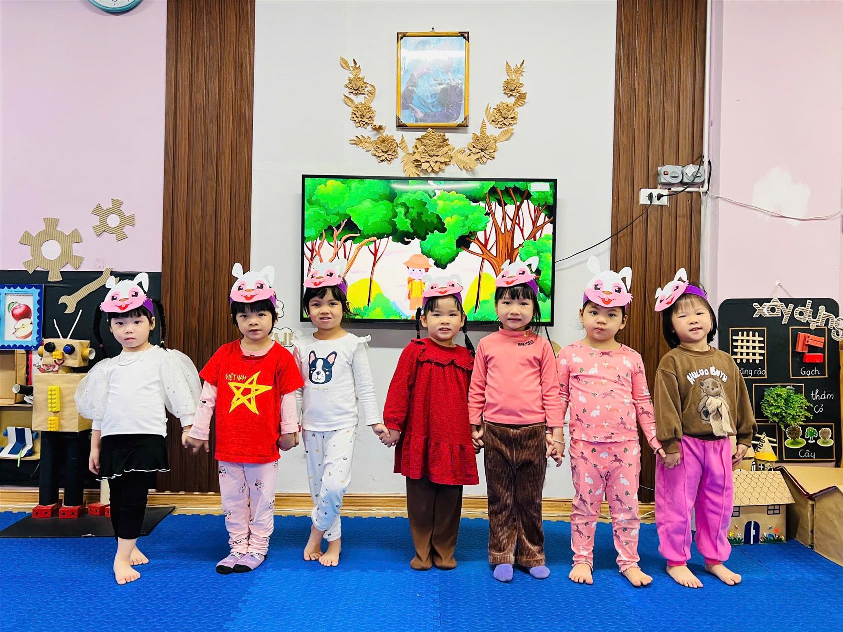 Các bé lớp C1 ngộ nghĩnh, đáng yêu thể hiện  bài hát “Ta đi vào rừng xanh”