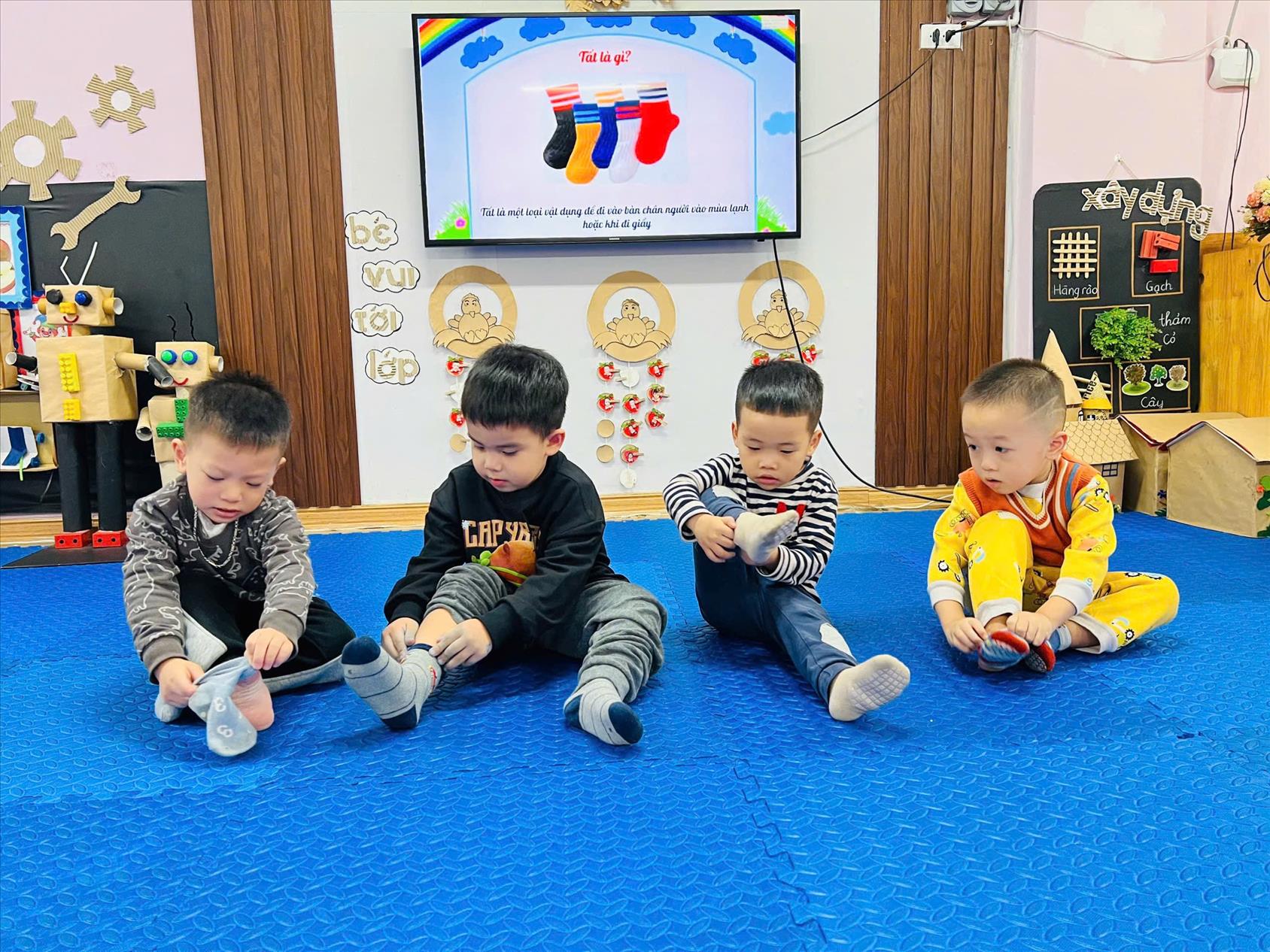 Các bé lớp C1 thực hành kỹ năng đi tất