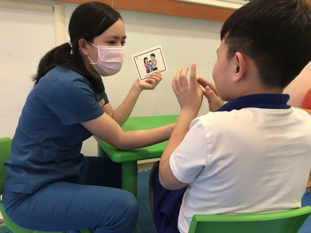 Cách dạy trẻ biết lắng nghe