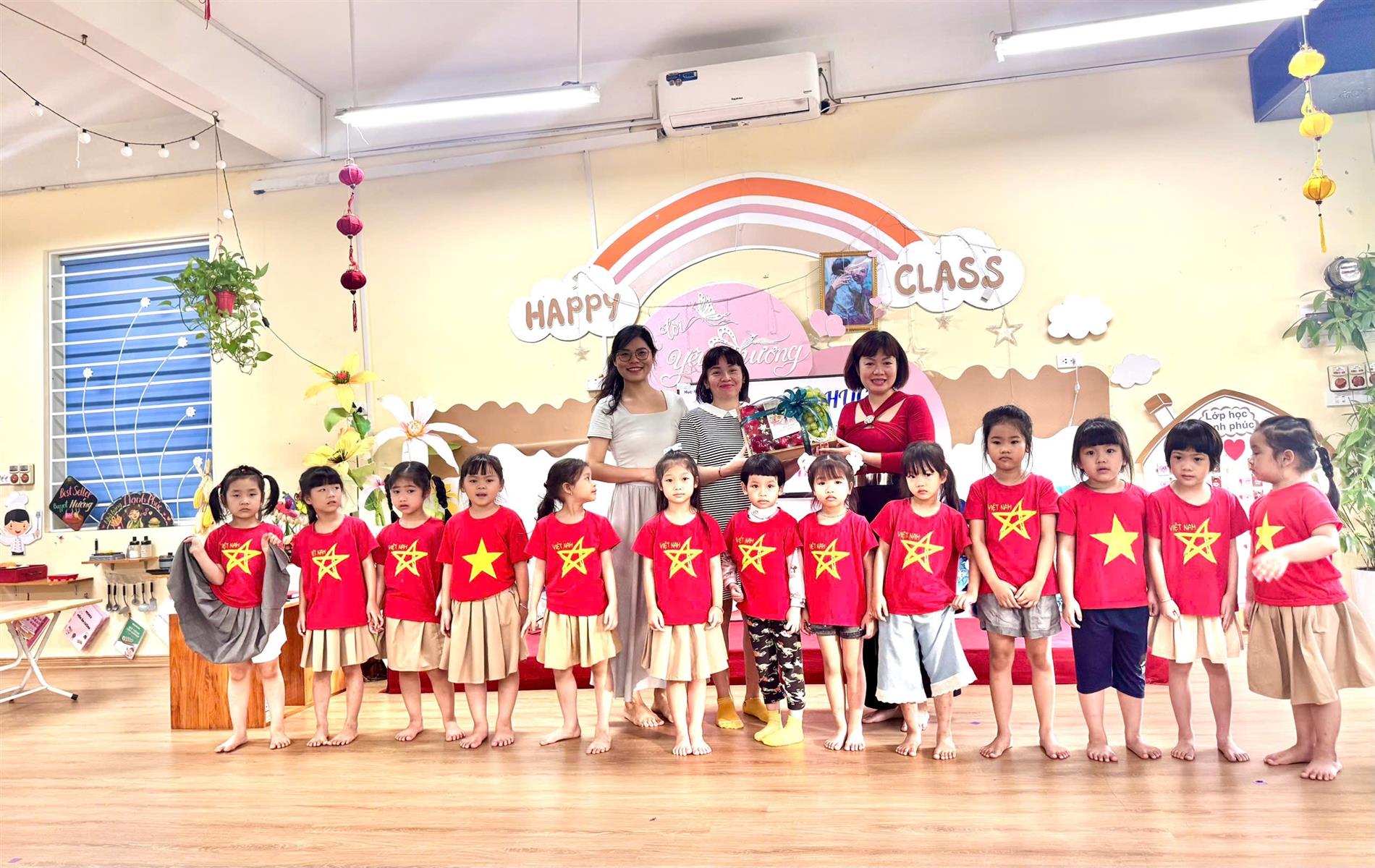 LỚP A4 CHÀO MỪNG NGÀY PHỤ NỮ VIỆT NAM 20/10