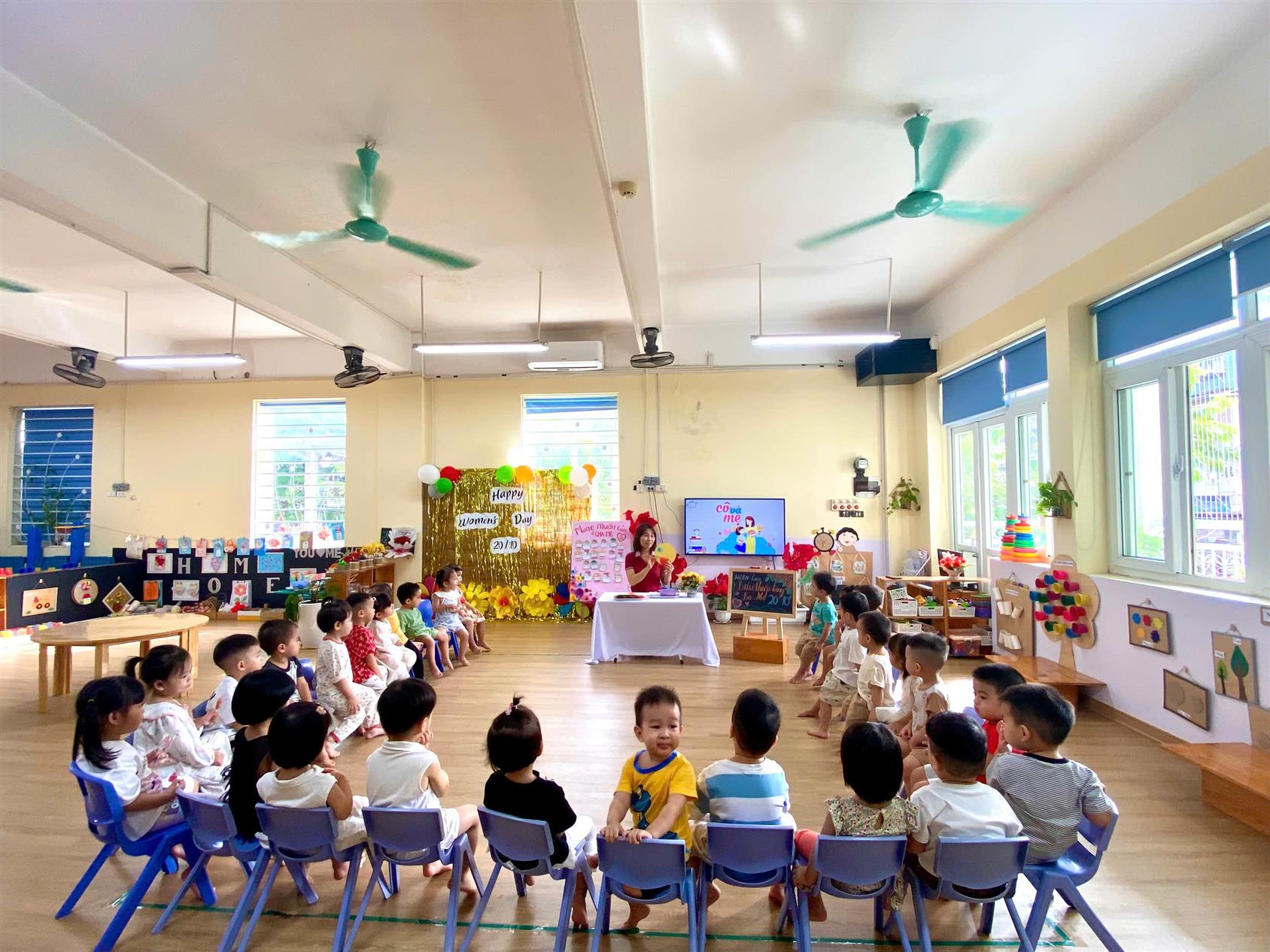 Hoạt động Tạo hình :Trang trí bưu thiếp 20/10