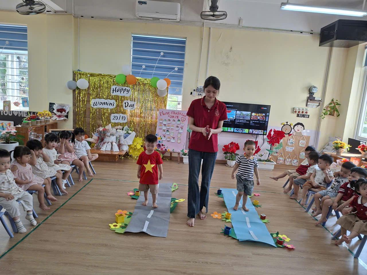 Hoạt động phát triển vận động : Đi trong đường hẹp