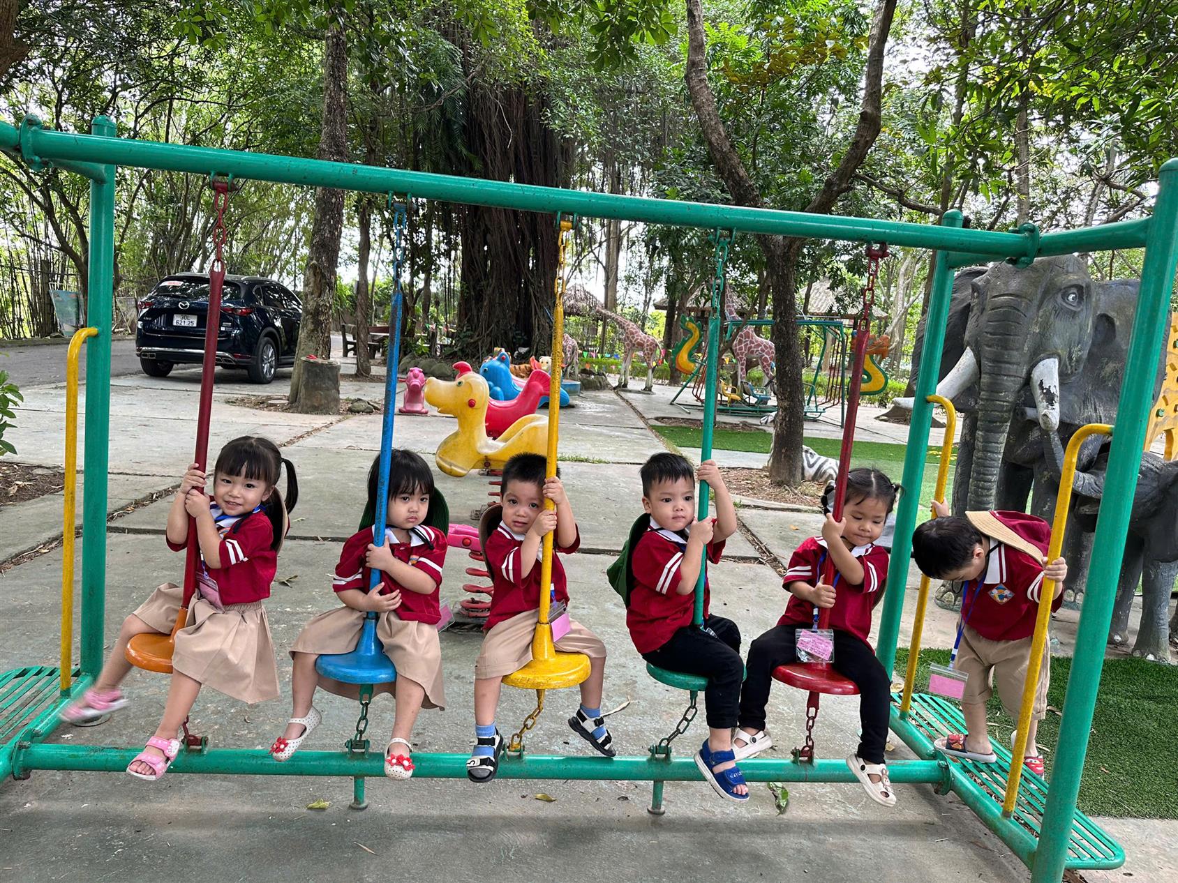 Hoạt động ngoài trời lớp nhà trẻ D2