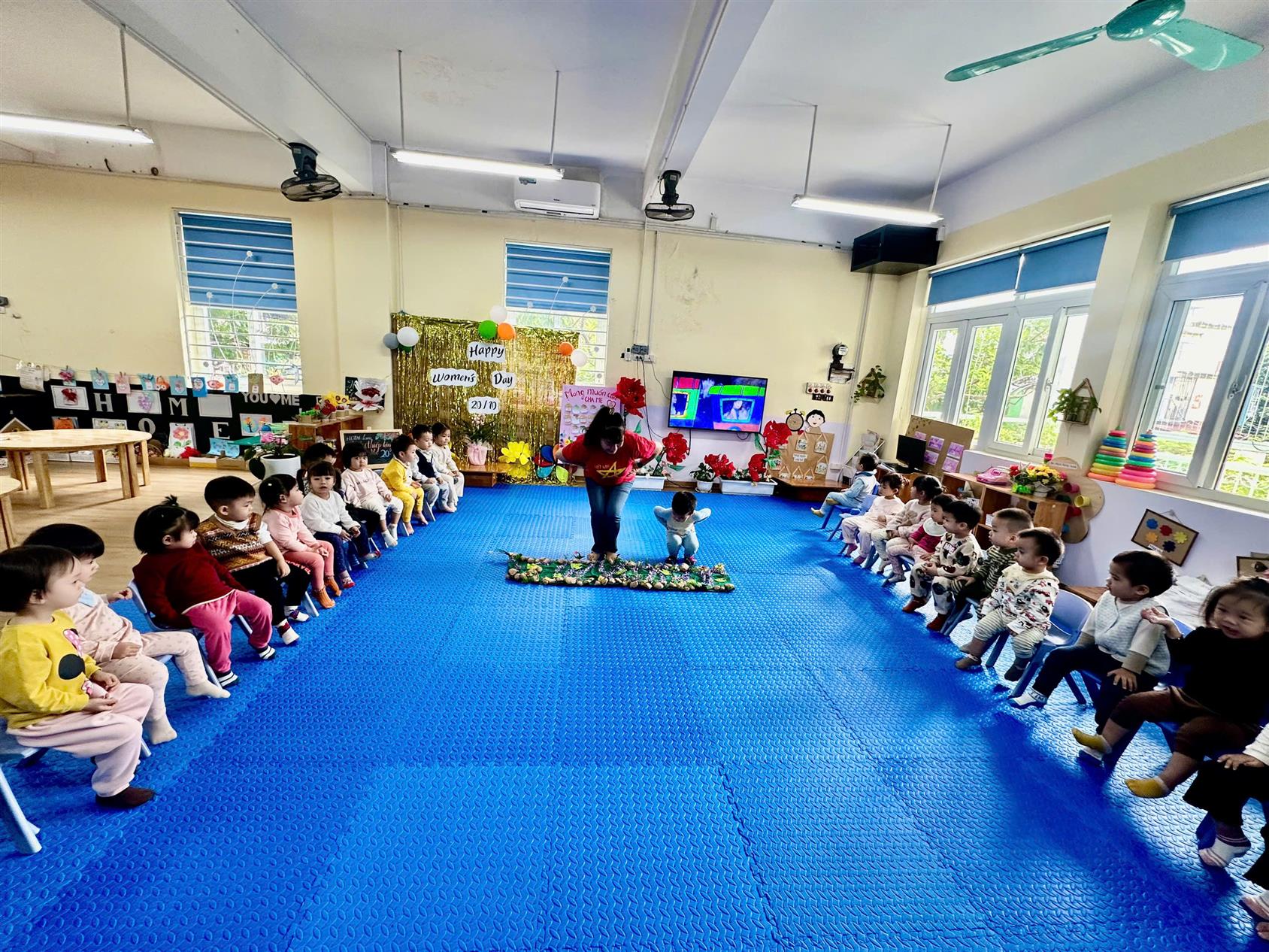 Hoạt động phát triển vận động: Bật lội qua suối nhỏ