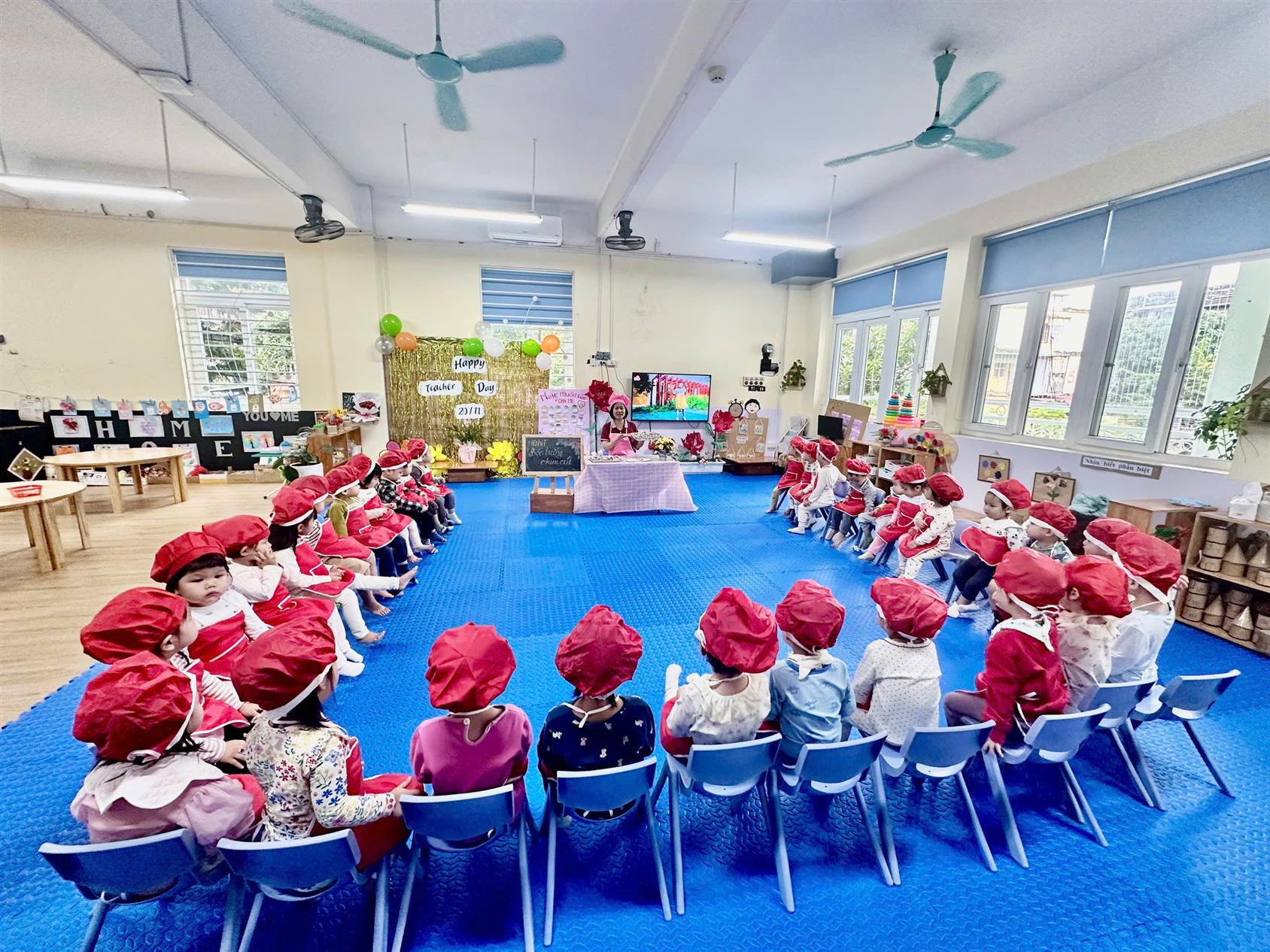 Hoạt động trải nghiệm Bóc trứng của các bé nhà  trẻ D2