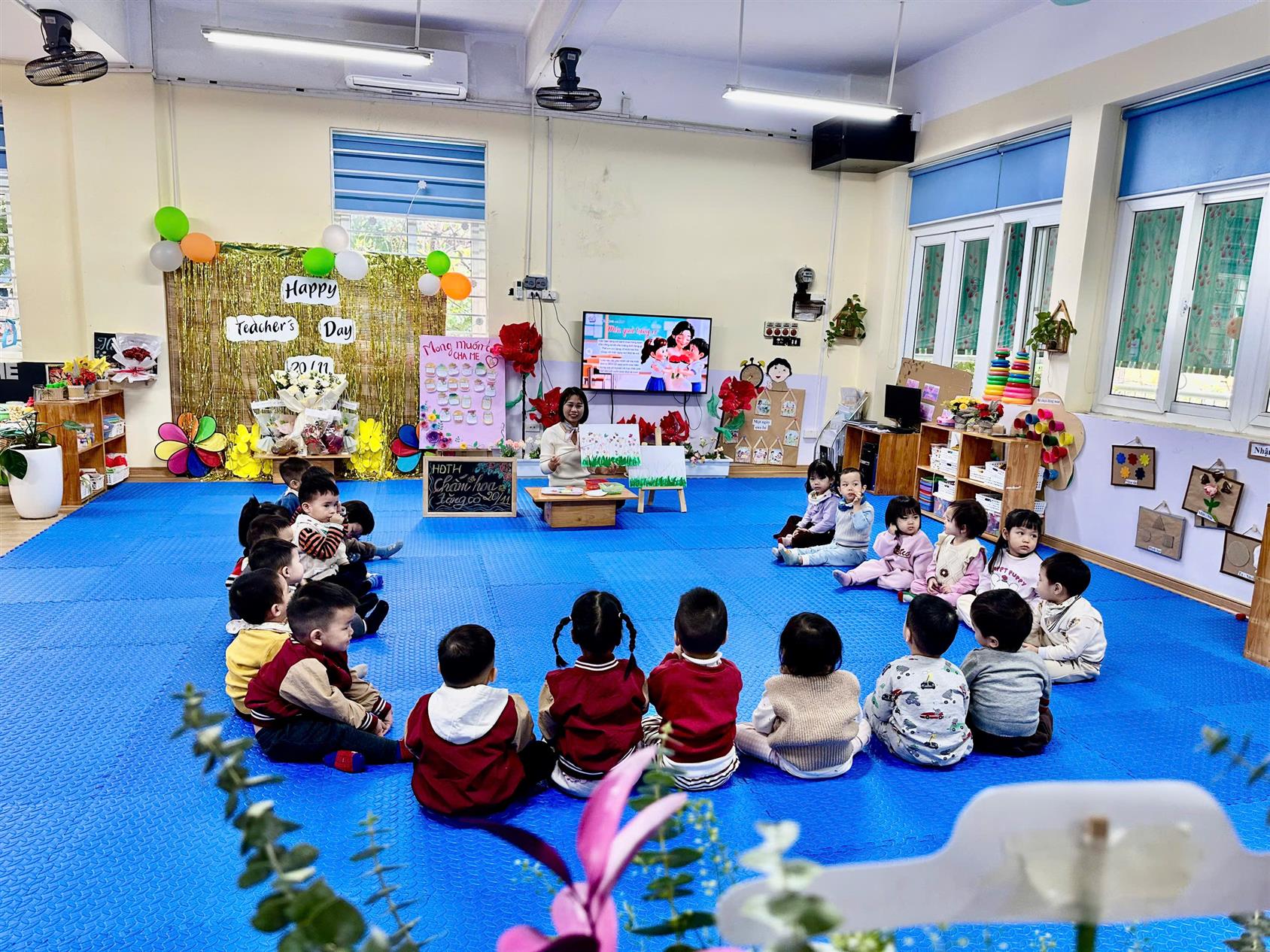 Hoạt động tạo hình : Chấm hao tặng cô