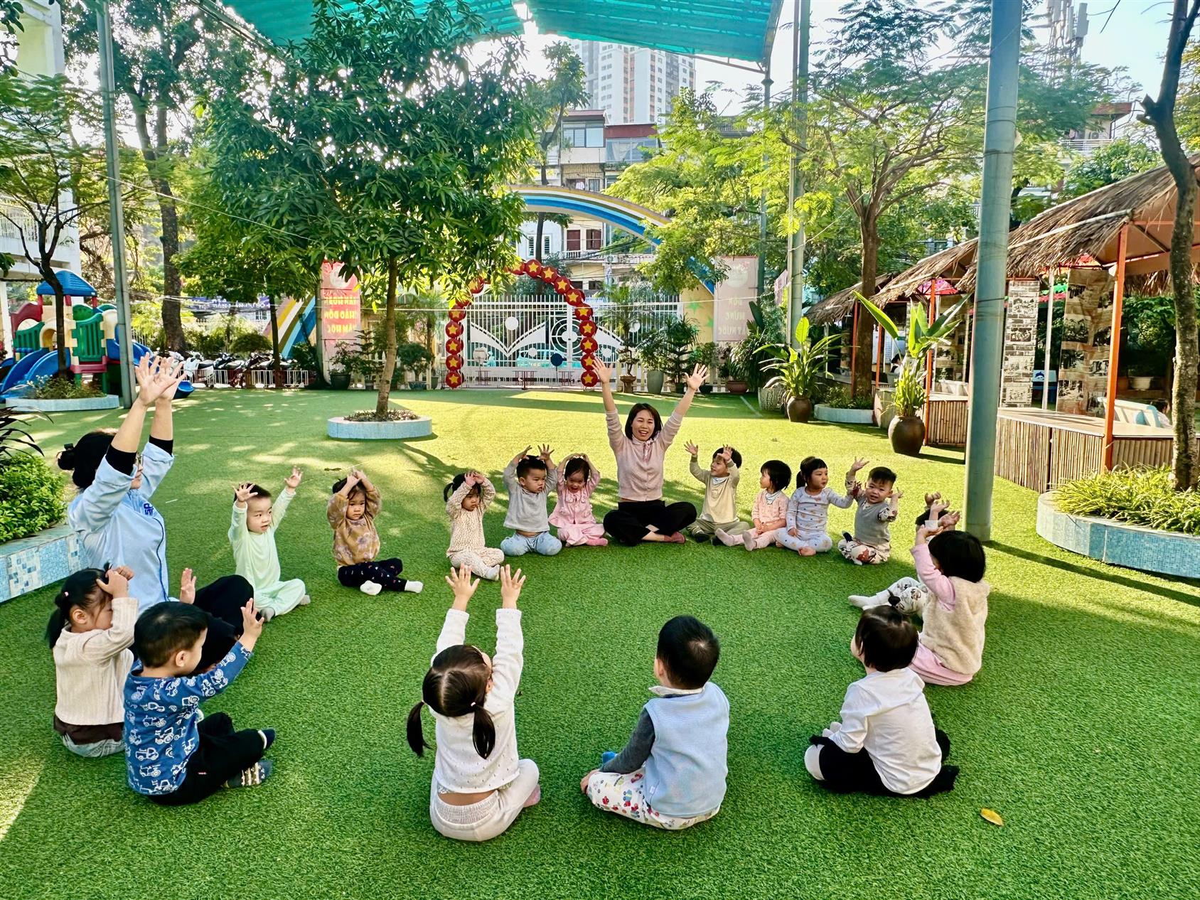 Hoạt động vui chơi ngoài trời các bé nhà trẻ D2