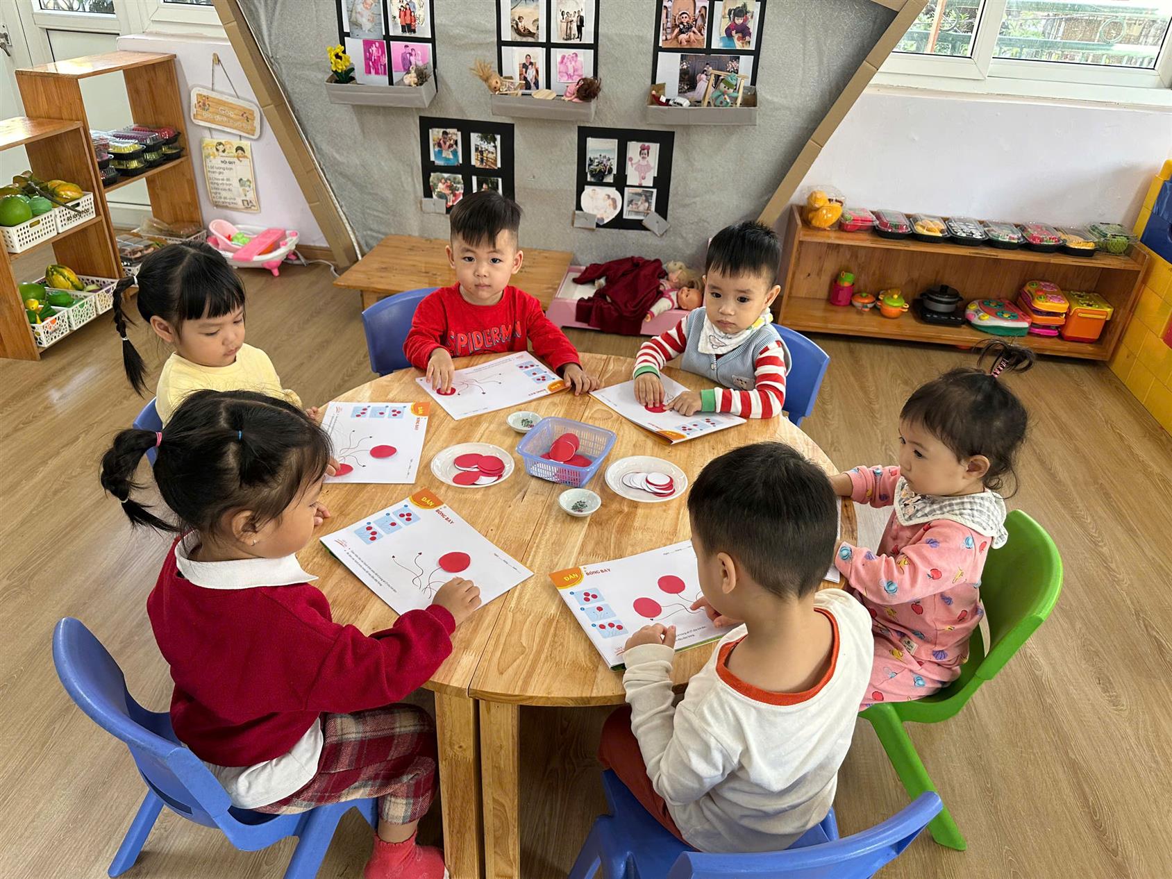 Hoạt động tạo hình: Dán chùm bóng màu đỏ