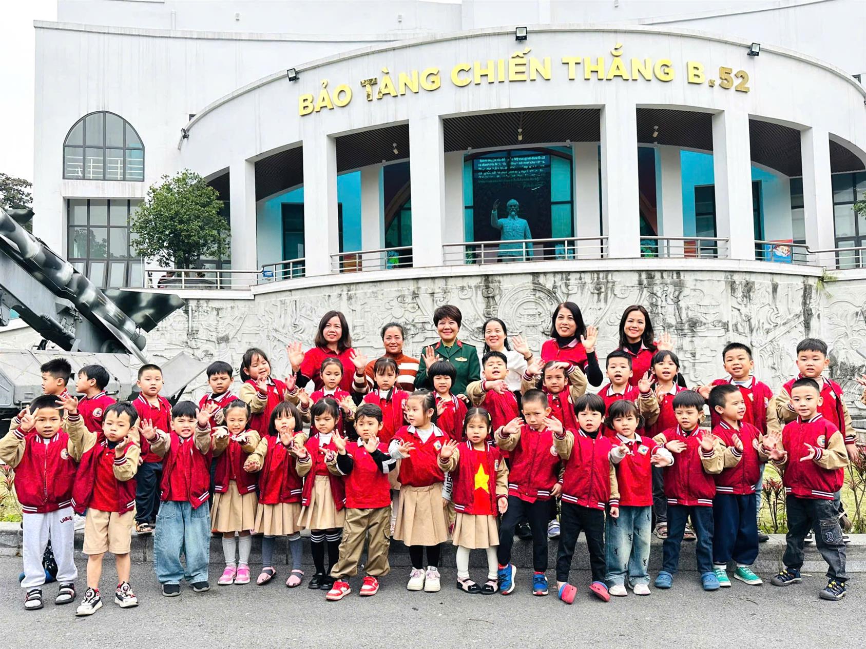 Các con Trường Mầm non Thành Công tham quan Bảo tàng Chiến thắng B-52