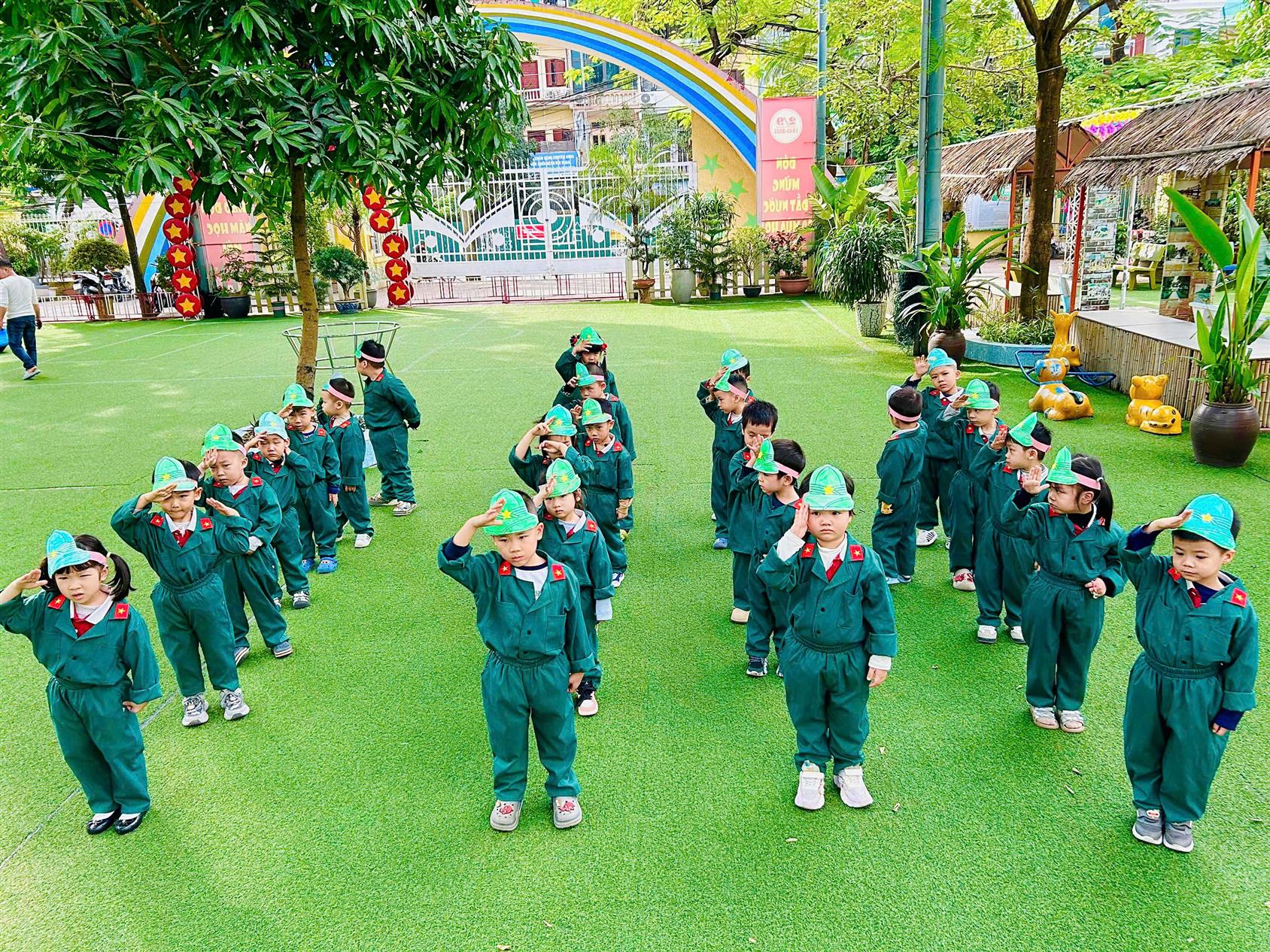 HOẠT ĐỘNG TRẢI NGHIỆM: CÁC BÉ LỚP B6 LÀM MŨ CHÚ BỘ ĐỘI