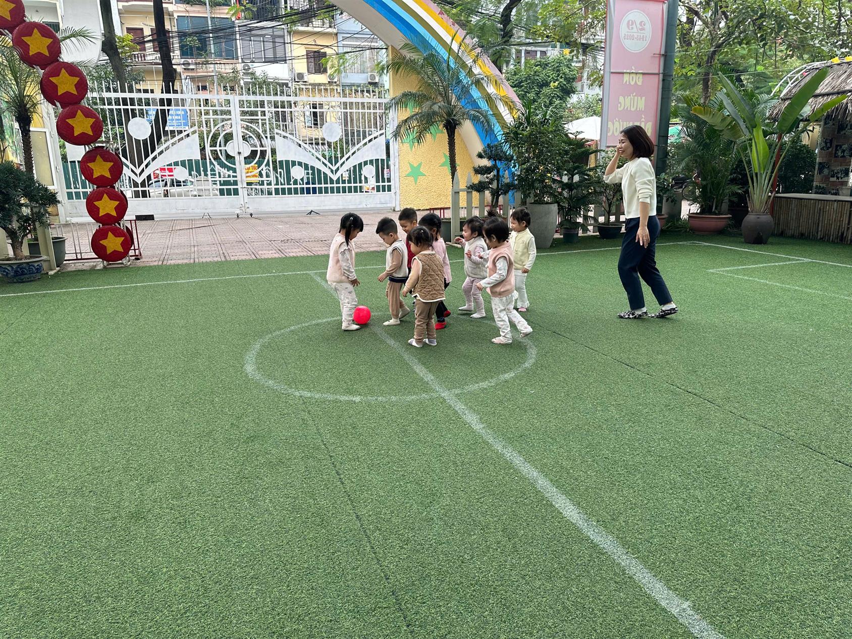 Hoạt động vui chơi của các bé lớp D2