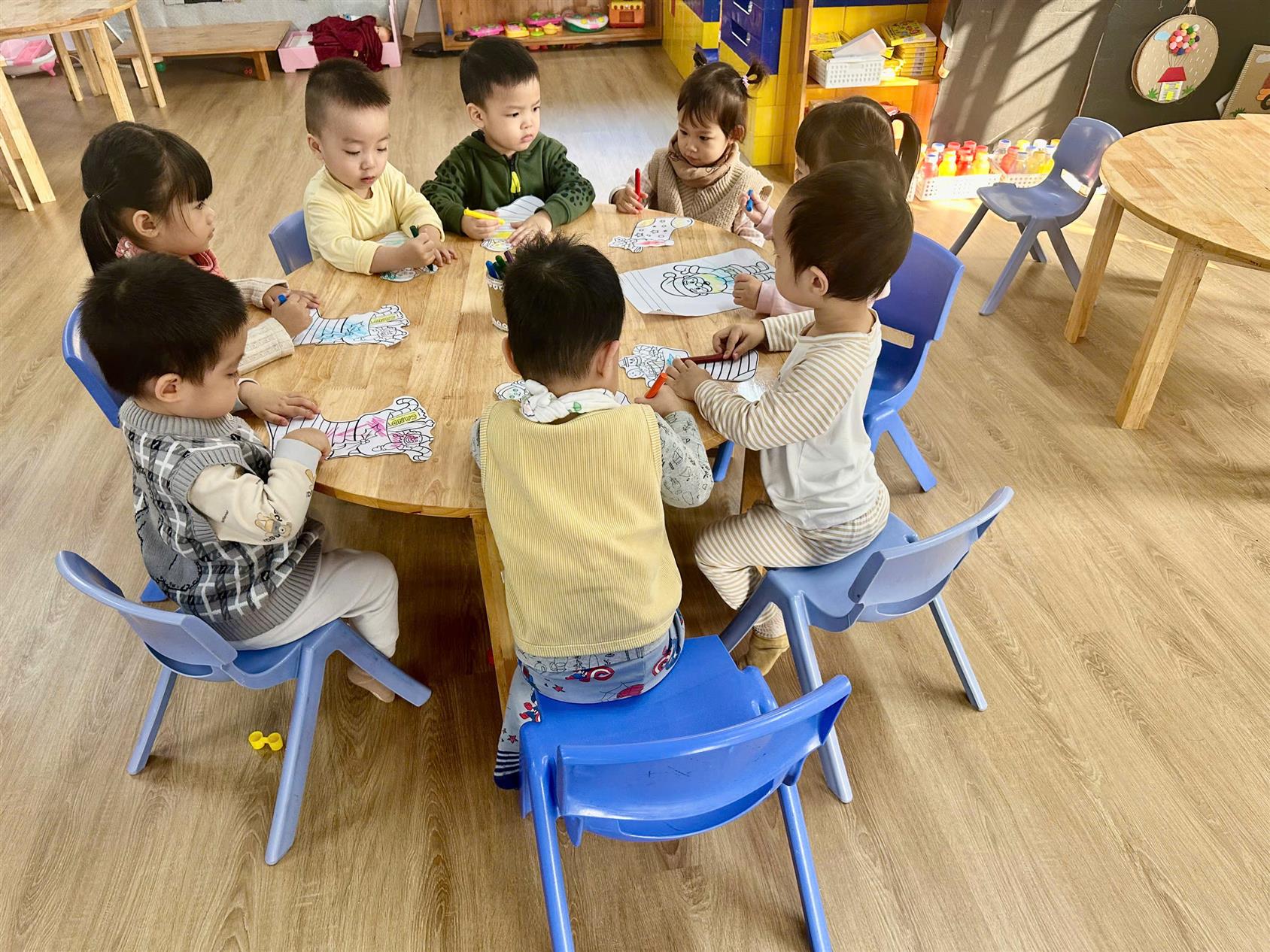 Hoạt động bé trang trí chào đón Noel